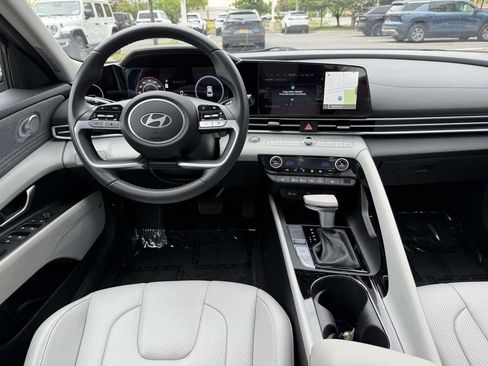 Used 2025 Hyundai Elantra Limited FWD image 19