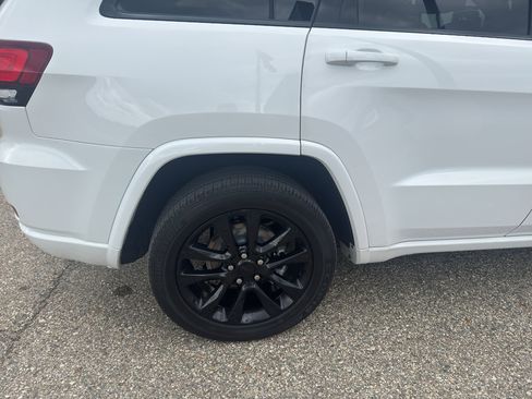 Used 2019 Jeep Grand Cherokee Altitude AWD/4WD image 14