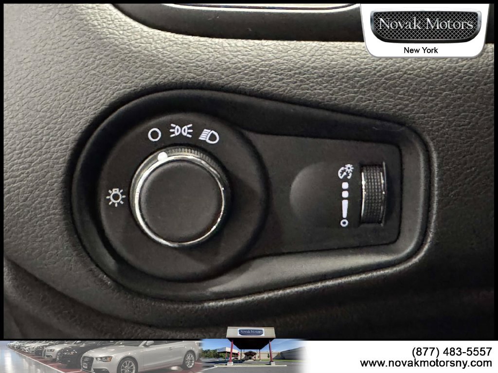 Used 2023 Jeep Renegade Latitude AWD/4WD image 19