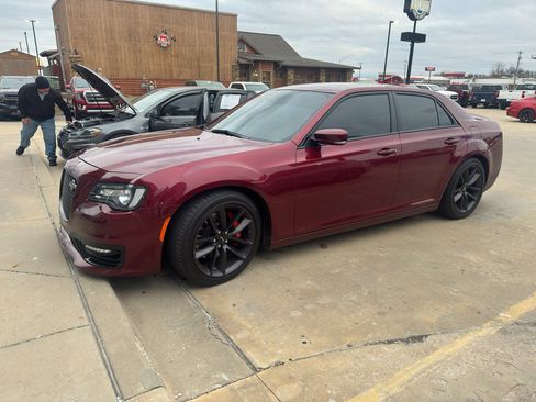 Used 2023 Chrysler 300 C image 4