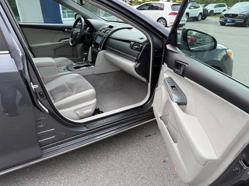 Used 2012 Toyota Camry XLE w/ Leather Pkg FWD image 10