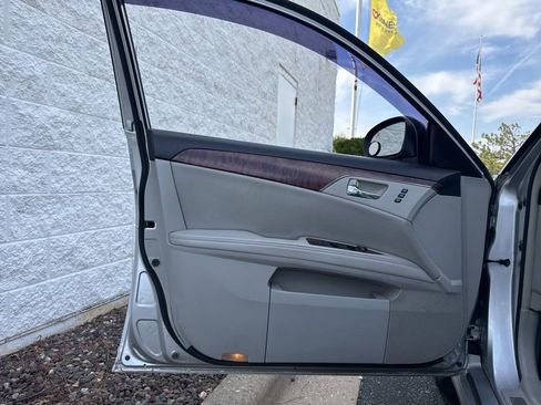 Used 2011 Toyota Avalon Limited image 7