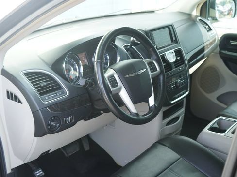 Used 2016 Chrysler Town & Country Touring-L FWD image 11