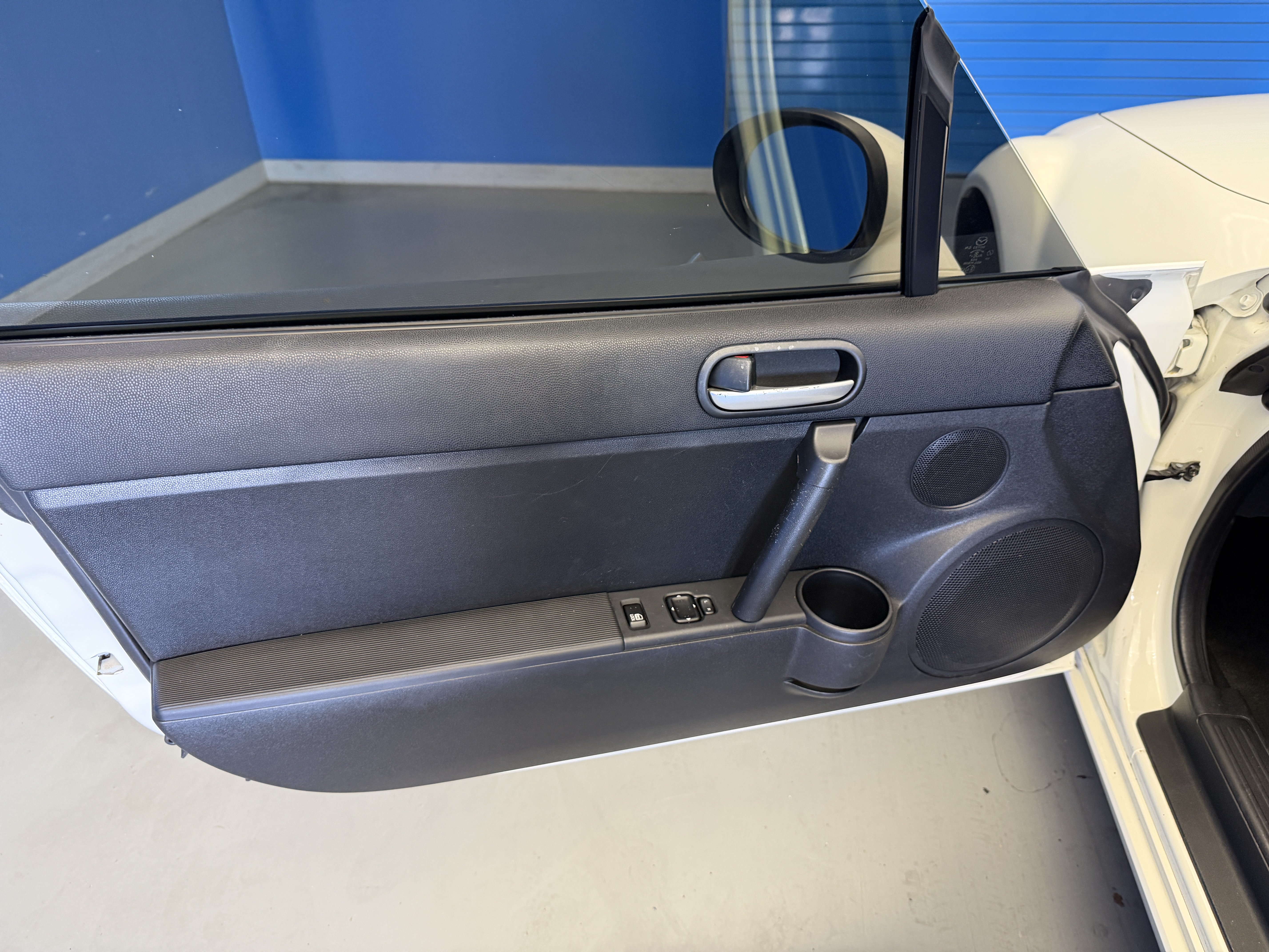 Used 2006 MAZDA MX-5 Miata Touring RWD image 9