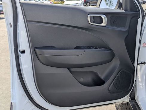 Used 2025 Hyundai Venue SEL FWD image 11