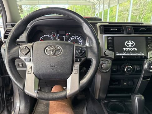 Used 2020 Toyota 4Runner SR5 Premium image 4