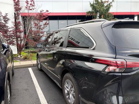 Used 2022 Toyota Sienna XLE w/ XLE Plus Package FWD image 5