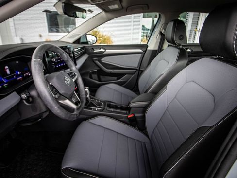 Used 2025 Volkswagen Jetta SE FWD image 22
