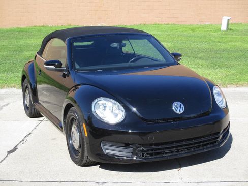 Used 2013 Volkswagen Beetle 2.5 FWD image 4