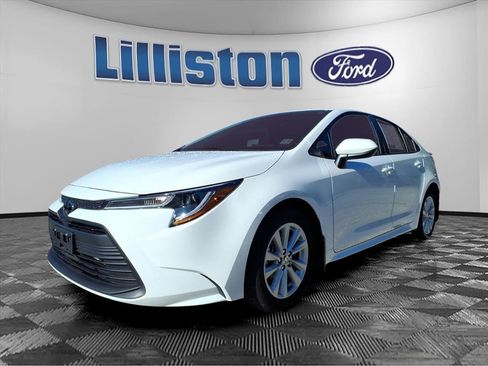 Used 2024 Toyota Corolla LE w/ LE Convenience Package image 3