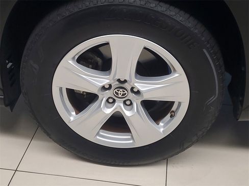 Used 2023 Toyota Highlander L image 4