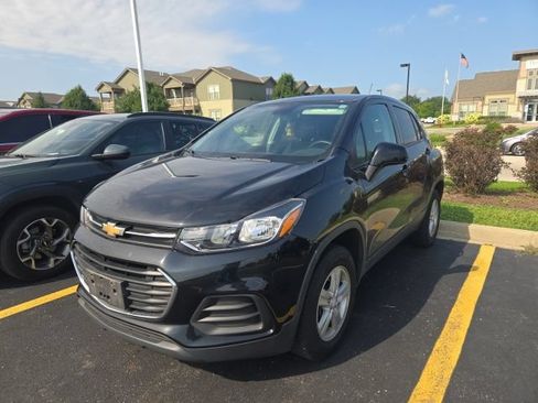 Used 2019 Chevrolet Trax LS w/ Tint and Cruise Package AWD/4WD image 3