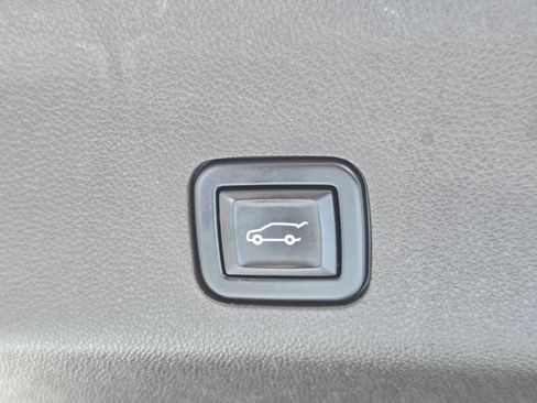 Used 2021 Chevrolet Suburban LT RWD image 13