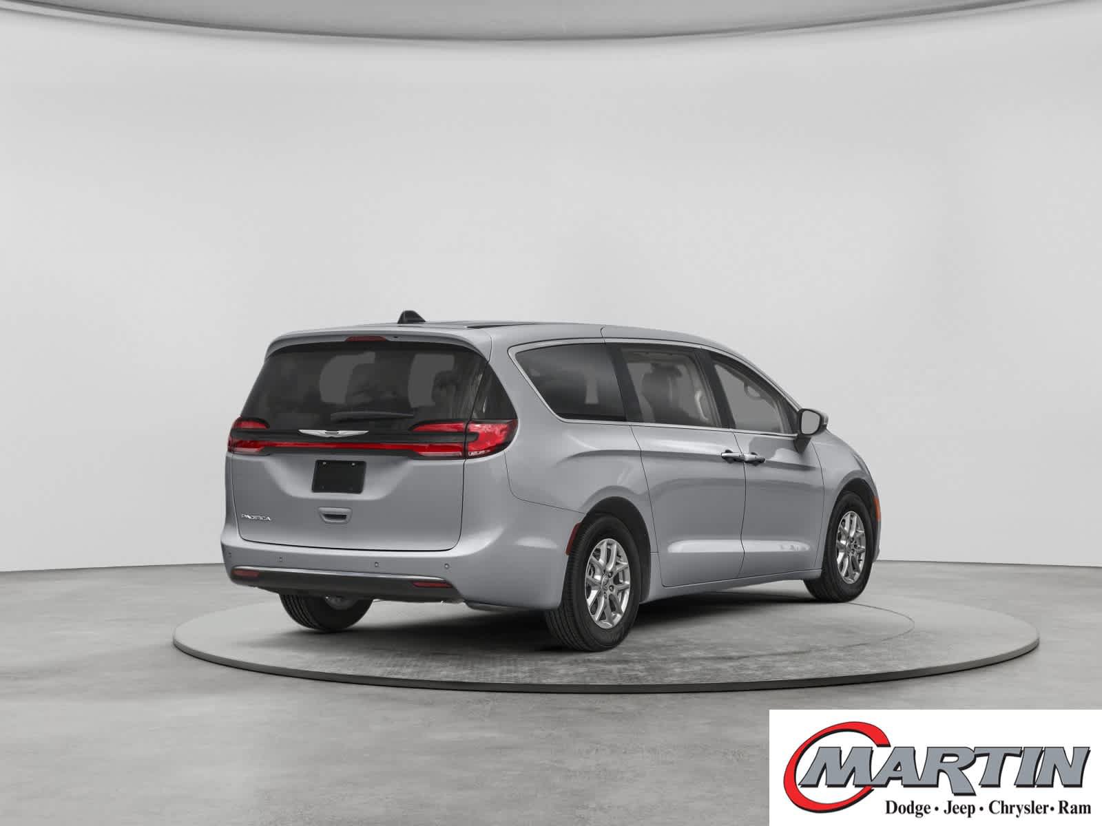 Used 2023 Chrysler Pacifica Touring-L FWD image 2