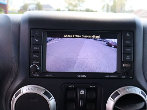 Used 2018 Jeep Wrangler Unlimited Sahara AWD/4WD image 21