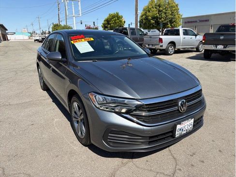 Used 2024 Volkswagen Jetta SE FWD image 2