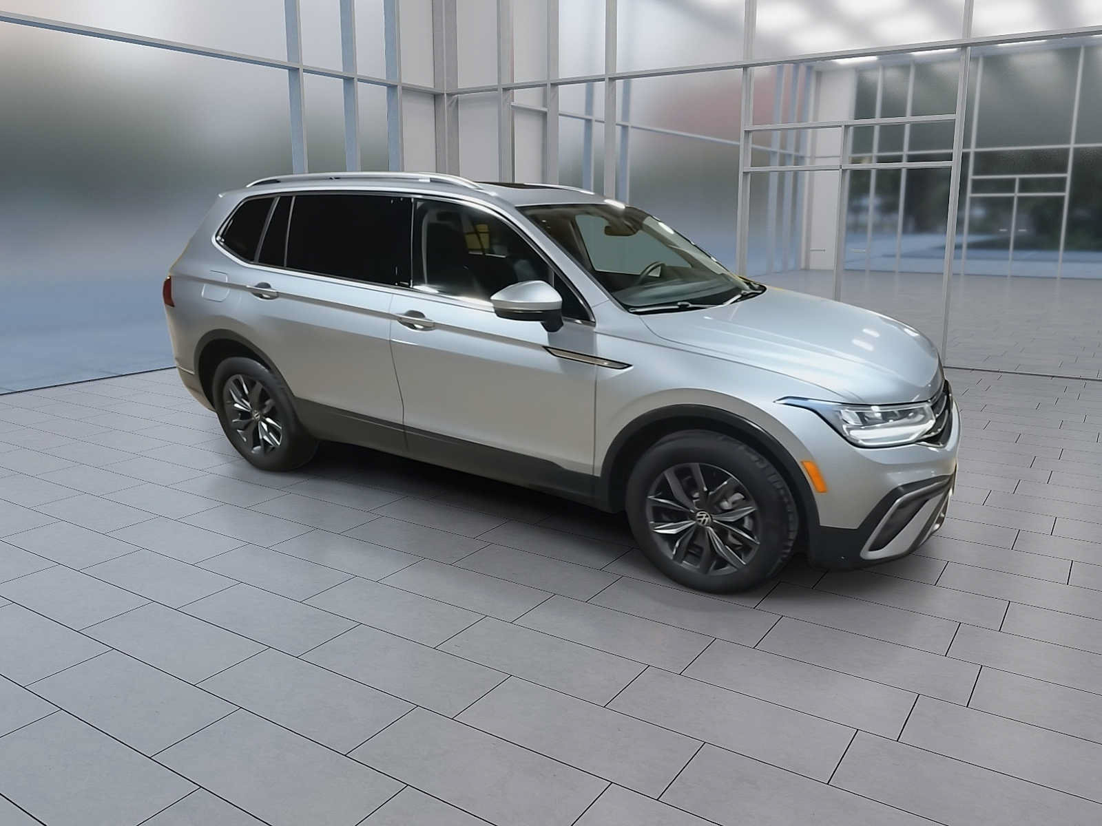Used 2023 Volkswagen Tiguan SE w/ Panoramic Sunroof Package FWD image 2