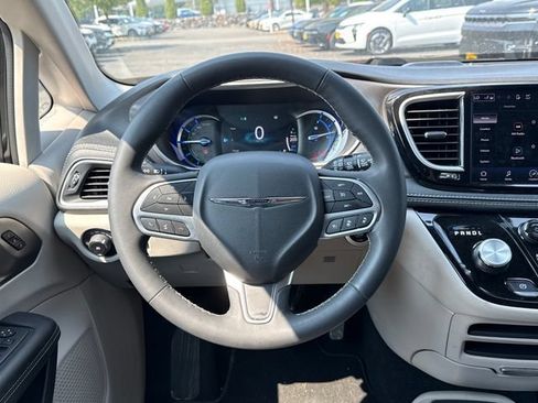 Used 2023 Chrysler Pacifica Touring-L FWD image 9