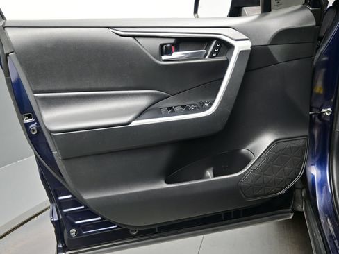 Used 2020 Toyota RAV4 XLE Premium FWD image 9