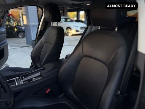 Used 2018 Jaguar F-PACE Premium image 25