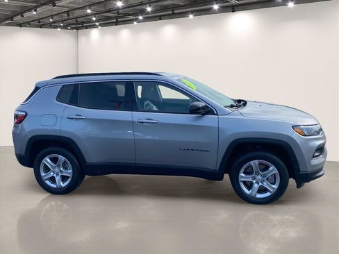 Used 2023 Jeep Compass Latitude w/ Convenience Group AWD/4WD image 8