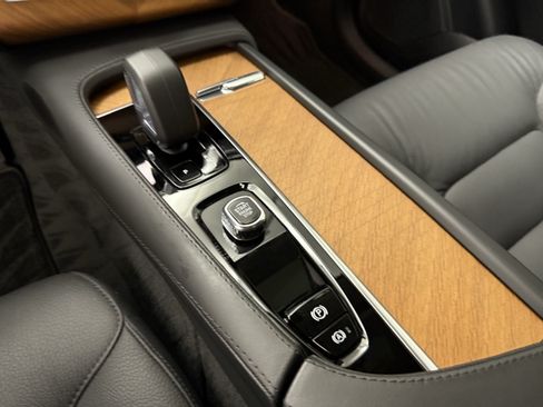 Certified 2024 Volvo XC90 T8 Plus AWD/4WD image 19