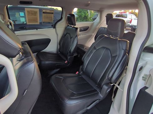 Used 2023 Chrysler Pacifica Touring-L FWD image 22