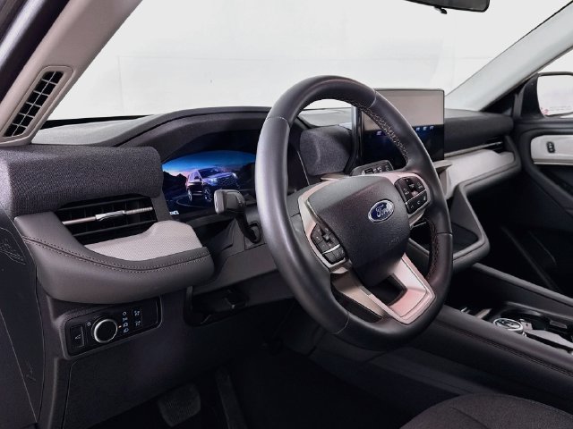 Used 2025 Ford Explorer Active AWD/4WD image 9