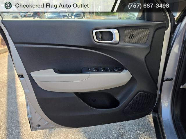 Used 2025 Hyundai Venue SEL FWD image 15