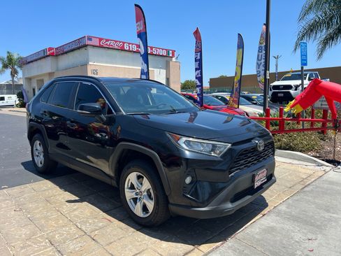 Used 2021 Toyota RAV4 XLE FWD image 2