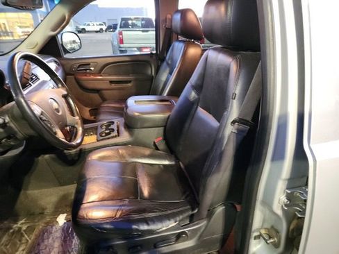 Used 2014 Chevrolet Suburban LT image 17