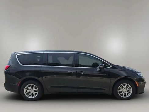 Used 2023 Chrysler Pacifica Touring-L FWD image 9