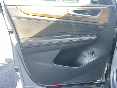 Used 2025 Volkswagen Atlas SE image 17