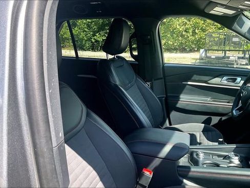 Used 2025 Ford Explorer ST-Line w/ ST-Line Street Pack AWD/4WD image 7