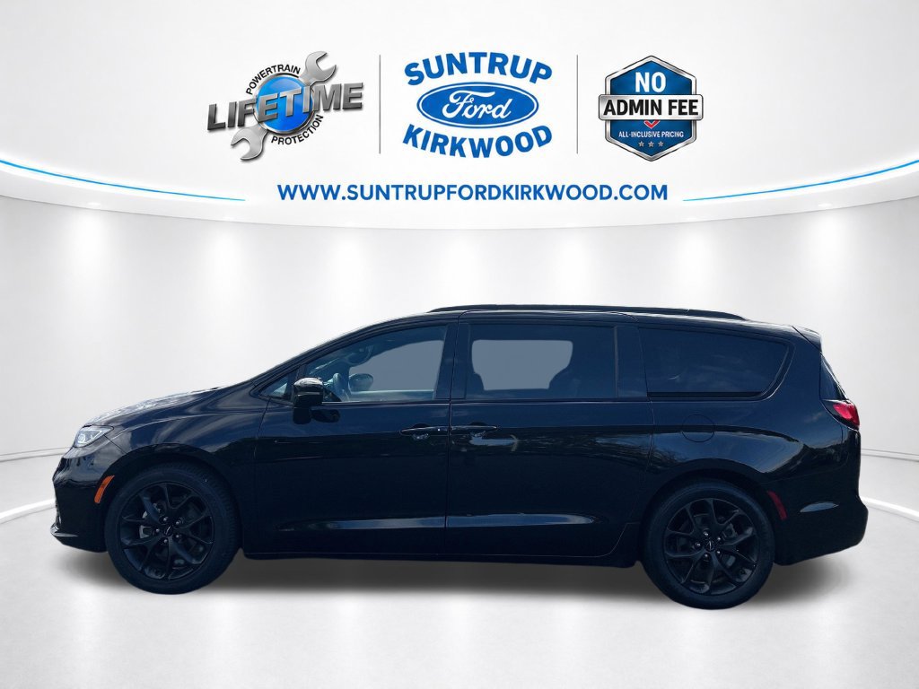 Used 2025 Chrysler Pacifica Limited FWD image 2