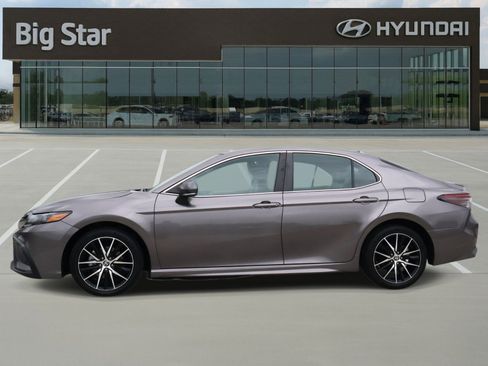 Used 2024 Toyota Camry SE FWD image 2