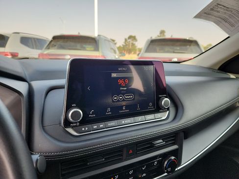 Used 2024 Nissan Rogue S FWD image 19
