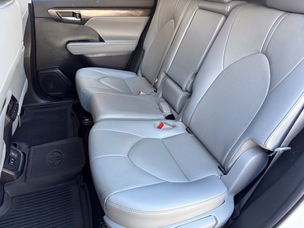 Used 2021 Toyota Highlander Limited FWD image 21