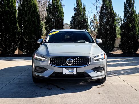 Used 2025 Volvo V60 B5 Cross Country Plus image 3