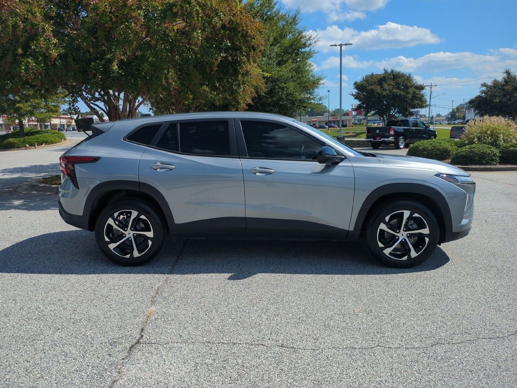 Used 2025 Chevrolet Trax RS w/ Driver Confidence Package FWD image 2