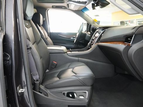 Used 2017 Cadillac Escalade ESV Premium Luxury image 25