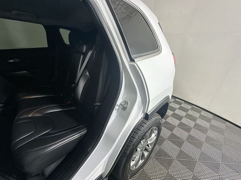 Used 2020 Jeep Cherokee Latitude Plus w/ Comfort/Convenience Group AWD/4WD image 26