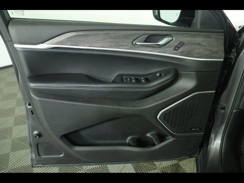 Used 2022 Jeep Grand Cherokee L Limited image 25