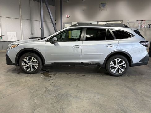 Certified 2022 Subaru Outback Limited image 4