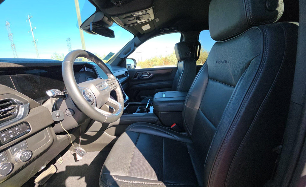 Used 2025 GMC Yukon XL Denali AWD/4WD image 4