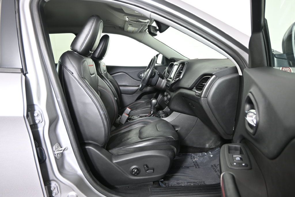 Used 2019 Jeep Cherokee Trailhawk AWD/4WD image 13