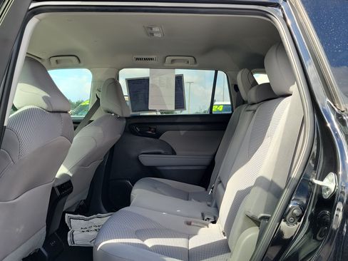 Used 2023 Toyota Highlander LE FWD image 13