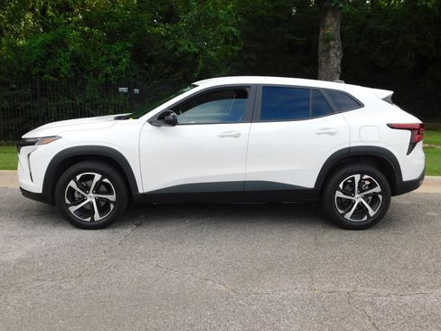 Certified 2025 Chevrolet Trax RS w/ Driver Confidence Package FWD image 2