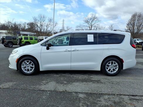 Used 2024 Chrysler Pacifica Touring-L image 7