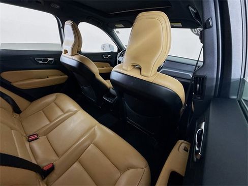 Used 2020 Volvo XC60 T5 Momentum image 29